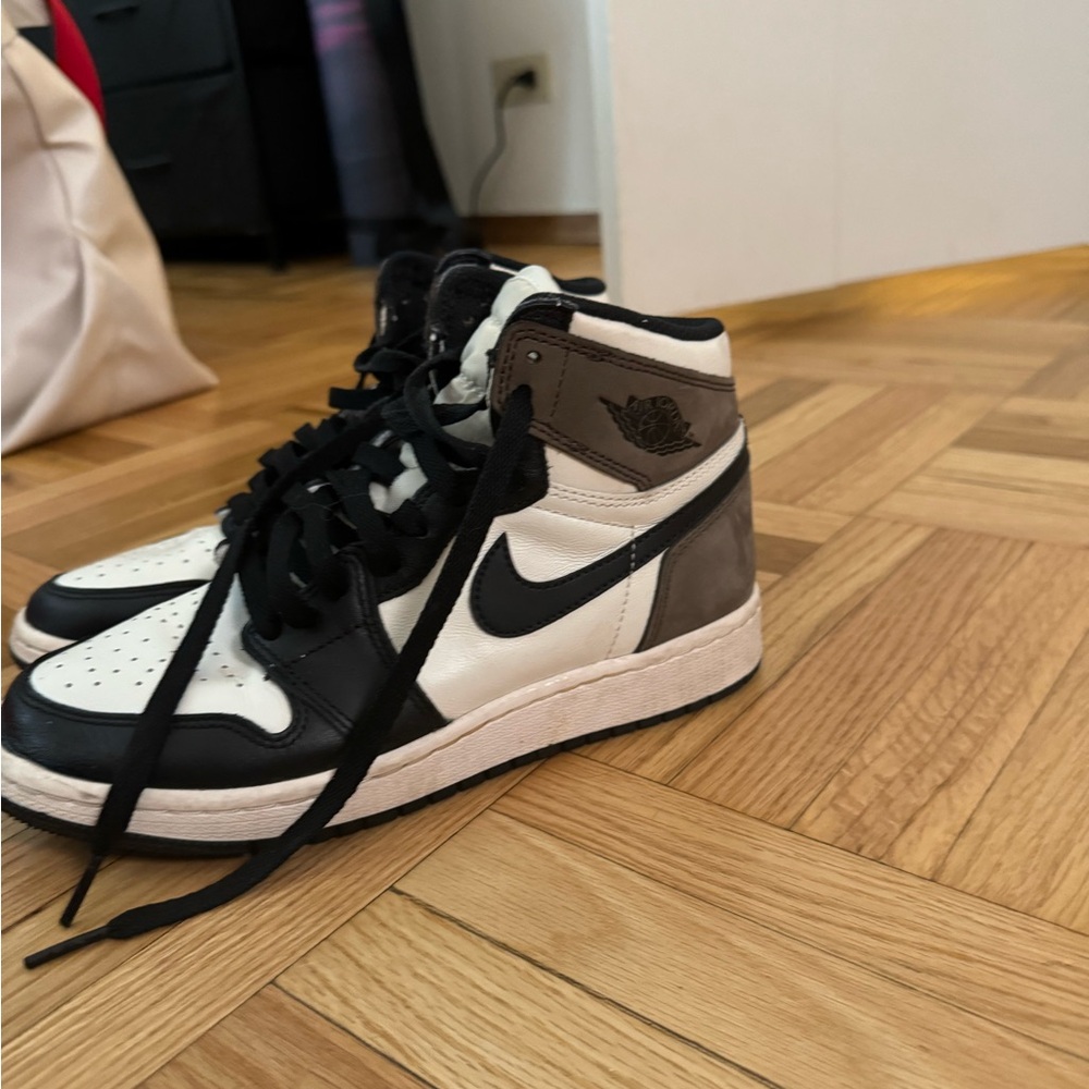 Nike Jordans 1 Mid Mocha